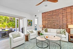 Χώρος καθιστικού στο Tamiami Vice - Luxury Siesta Key Home with Heated Pool & Prime Location – Book Your Escape Today!
