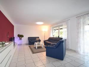 Sala de estar con 2 sofás y mesa en Fantastic holiday home in Sch nsee Bavaria en Schönsee