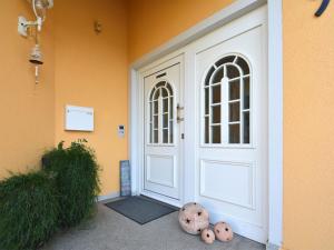 una puerta de entrada de una casa con dos donuts al lado en Fantastic holiday home in Sch nsee Bavaria en Schönsee