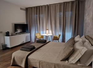 Residenze SiMari Luxury في بادوفا: غرفة نوم بسرير كبير وتلفزيون