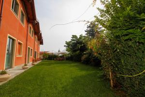 podwórko z zieloną trawą obok budynku w obiekcie Albergo della Ceramica w mieście Villanova Mondovì
