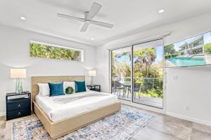 - une chambre avec un lit et un balcon dans l'établissement Tamiami Vice - 2327, à Sarasota