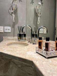 um balcão de casa de banho com um lavatório e um espelho em La Residence Paulista - Flat 506 - Residence Service + Academia + Piscina em São Paulo