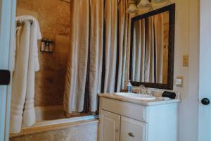 アセンズにあるTara Vineyard & Winery Estateの洗面台と鏡付きシャワーを備えたバスルーム +15枚の写真