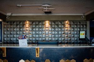 un mostrador en un restaurante con una pared de azulejos en Super 8 by Wyndham Biloxi, en Biloxi