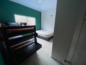 アカシアスにあるHotel Mar Azulのベッドルーム1室(ベッド1台、窓付)