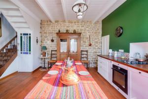 a kitchen with a table in the middle of it at À 700m de la plage, charmante maison pour 6 in Kersuluan