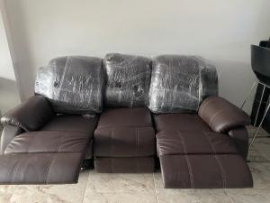 un sofá de cuero marrón cubierto de plástico en Hotel Mar Azul en Acacías