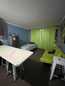pokój ze stołem i zielony pokój z dwoma łóżkami w obiekcie Agradable departamento 1d - excelente ubicacion 4 personas w mieście Antofagasta