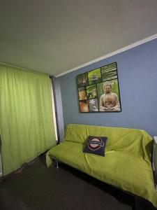 zieloną kanapę w pokoju z oknem w obiekcie Agradable departamento 1d - excelente ubicacion 4 personas w mieście Antofagasta