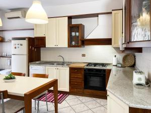 Kuchyň nebo kuchyňský kout v ubytování Torre Apartment - Affitti Brevi Italia