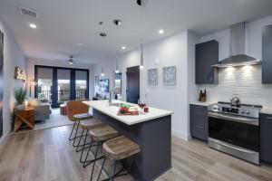 A kitchen or kitchenette at Urban Cowboy - Odyssey - The Heart of Midtown