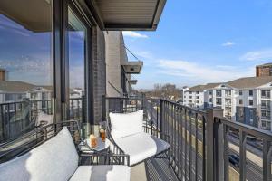 Un balcón con una silla y una mesa en un edificio en Urban Cowboy - Odyssey - The Heart of Midtown, en Nashville