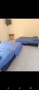 duas camas sentadas uma ao lado da outra num quarto em Cambulos House em Melgar