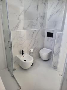 波爾蒂芒的住宿－HostelCCPortimão，白色的浴室设有水槽和卫生间。