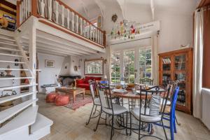 a dining room with a table and chairs at Maison pour 8 - proche plages in Mindin
