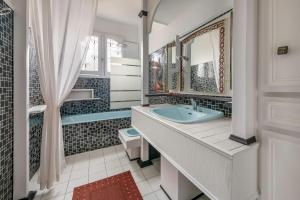 a bathroom with a sink and a mirror at Maison pour 8 - proche plages in Mindin +27 photos
