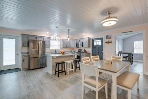een keuken en eetkamer met een tafel en stoelen bij Angola Vacation Rental, Walk to Lake Erie Beach! in Angola-on-the-Lake
