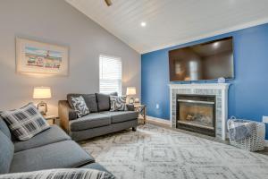 een woonkamer met een bank en een open haard bij Angola Vacation Rental, Walk to Lake Erie Beach! in Angola-on-the-Lake