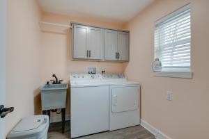 een witte wasruimte met een wasmachine en een wastafel bij Angola Vacation Rental, Walk to Lake Erie Beach! in Angola-on-the-Lake +25 foto's