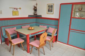 einen Tisch mit Stühlen und eine Obstschale darauf in der Unterkunft Haus Weisses Lamm in Weitensfeld