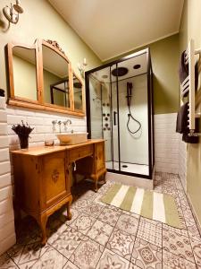 een badkamer met een wastafel en een douche bij Ikšķiles apartamenti in Ikšķile