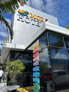 una tienda de mx con carteles delante en Mcz Hotel en Maceió