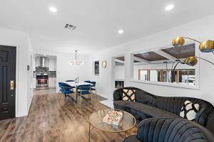 een woonkamer met een bank en een tafel bij ৎ୭ Luxury Reseda with Pool ৎ୭ in Los Angeles