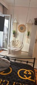 altalena in camera con letto di Queen Suites 60m2 a Salonicco