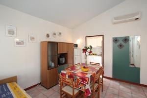 uma cozinha com mesa e cadeiras num quarto em Dolomiti em Bibione