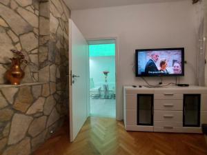 Televízia a/alebo spoločenská miestnosť v ubytovaní Beach Villa Baška