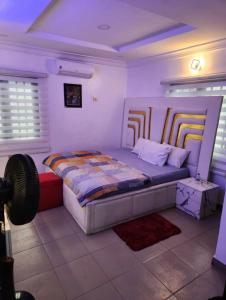 um quarto com uma cama num quarto em Kings Lux Home em Lagos