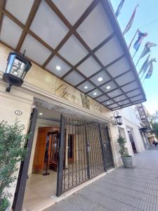 un accès à un bâtiment avec une porte métallique dans l'établissement Hotel Lyon by MH, à Buenos Aires