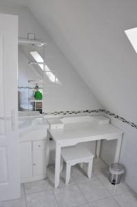 Baño blanco con lavabo y espejo en NormanD Holiday Home - VIRE CALVADOS Relaxing Rural Retreat, en Le Reculey