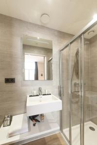 ein Bad mit einem Waschbecken und einer Dusche in der Unterkunft Hotel Het Menneke in Hasselt