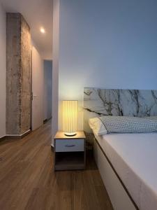 a bedroom with a bed and a lamp on a night stand at Precioso estudio en les Corts Valencianes in Valencia