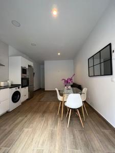 a kitchen and dining room with a table and chairs at Precioso estudio en les Corts Valencianes in Valencia