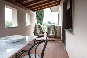 uma sala de jantar com três cadeiras e uma mesa em Villa Raffaella em Selvatelle