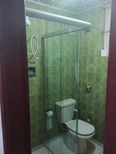 e bagno con servizi igienici e doccia in vetro. di Casa perto de tudo, pra você ter ótima experiência. Bora Conhecer Ouro Preto.... a Ouro Preto
