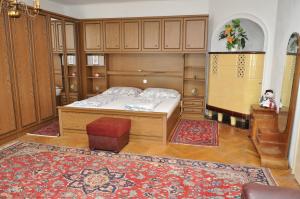 ein Schlafzimmer mit einem Bett in einem Zimmer mit Holzschränken in der Unterkunft Haus Weisses Lamm in Weitensfeld