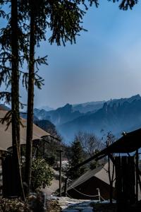vistas a las montañas a lo lejos en BZIKA Hilltop Tent Hotel en Zhangjiajie