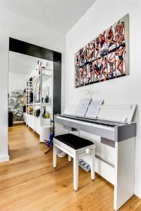 een wit bureau met een toetsenbord in een kamer bij Open-plan apartment in the heart of downtown in Neuilly-sur-Seine