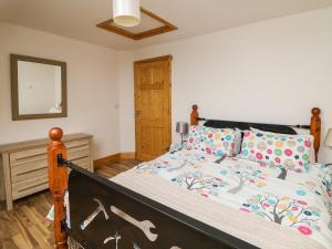 - une chambre avec un grand lit et un cadre en bois dans l'établissement Old Field Hideaway, à New Ross