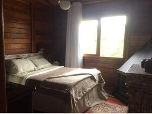 Postel nebo postele na pokoji v ubytování Sitio com piscina natural e cascata, com linda vista em Lumiar.