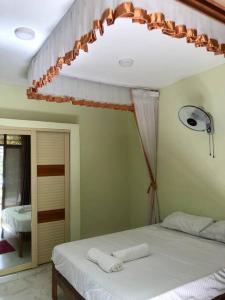 una camera da letto con un letto e due asciugamani di KwetuNyumbani away from Home a Mombasa