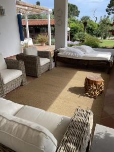 Un patio con sofás y sillas y una mesa. en Villa Mare Tra Cielo e Mare, en Gaeta