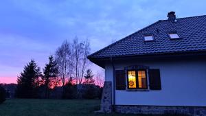 Východ nebo západ slunce při pohledu z prázdninového domu nebo okolí