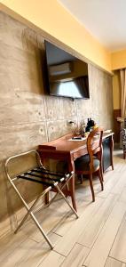 uma secretária de madeira com uma cadeira num quarto em Hotel Panamericano em Santiago