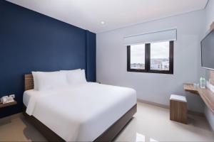 Voodi või voodid majutusasutuse Gold Hotel Simpang Lima toas