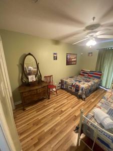 - une chambre avec un lit, un miroir et une table dans l'établissement Tybee Time Rental 8-16#2, à Tybee Island
